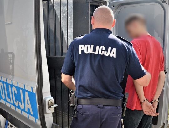 Patrol przyjechał do mężczyzny leżącego na klatce schodowej. Okazało się, że jest poszukiwany, lecz to nie był koniec kłopotów.