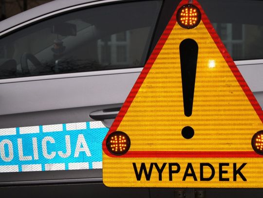 Peugeot zjechał z drogi i uderzył w barierę energochłonną. Jedna osoba zabrana do szpitala