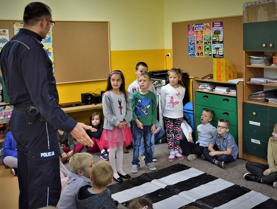 Pierwszoklasiści ze szkoły w Turzu i Lubiszewie spotkali się z dzielnicowym