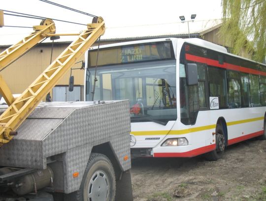 Pijany 61-latek wjechał w autobus przy ul. Żwirki. Do tego okazało się...