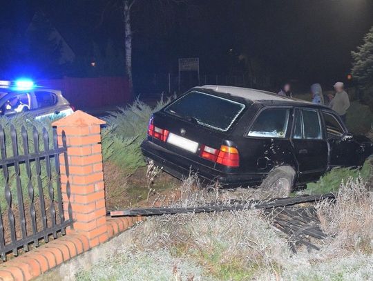 Pijany kierowca BMW rozbił auto na ogrodzeniu w Kolinczu 