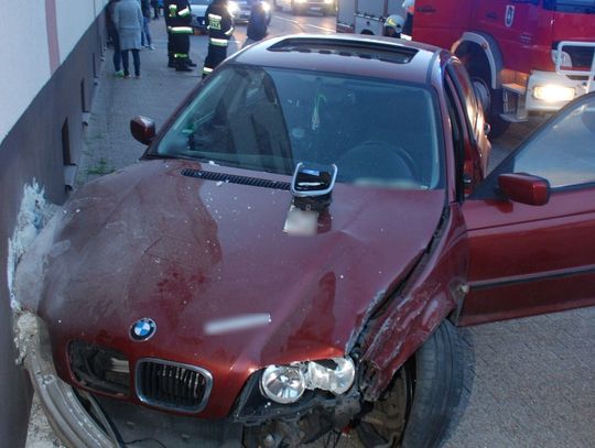 Pijany kierowca BMW w Pelplinie, najpierw uderzył w inne auto, później w budynek.