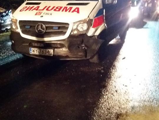 Pijany kierowca wjechał w karetkę! Ranni sanitariusze