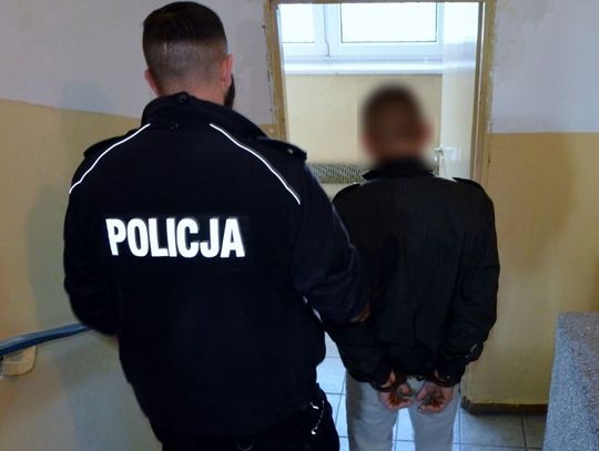 Pił w miejscu publicznym, później zwyzywał policjantów. Miał... 4 promile