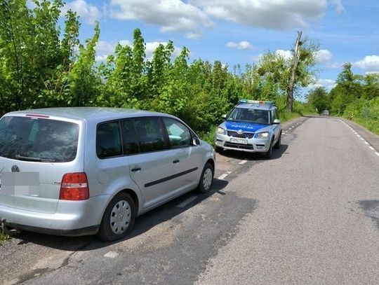 Pił wódkę za kierownicą pojazdu i jechał całą szerokością drogi