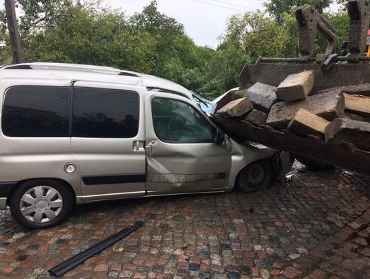 PILNE. Auto wjechało w koparkę. Ranny kierowca