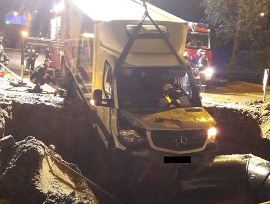 PILNE. Auto wpadło do wykopu na ul. Gdańskiej! (ZDJĘCIA)