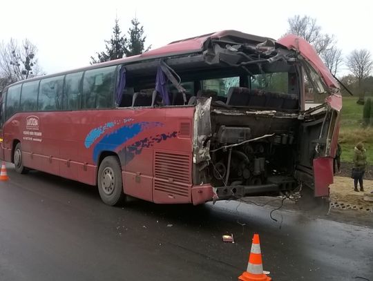 PILNE! Autobus zderzył się z koparką w Bałdowie. Są ranni