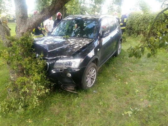 PILNE. BMW roztrzaskane na drzewie. Groźny wypadek w Radostowie