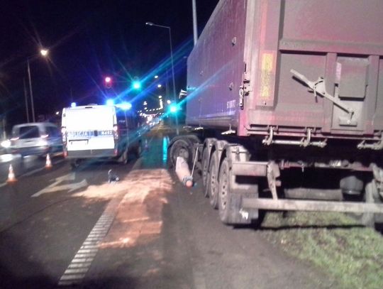 PILNE. Ciężarówka wjechała w słup i uszkodziła zbiornik. Utrudnienia na DK 91, na wysokości os. Górki
