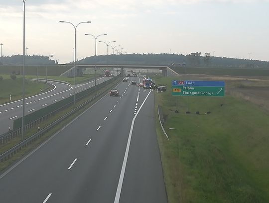 PILNE. Dachowanie na autostradzie pod Pelplinem. Ranna kobieta