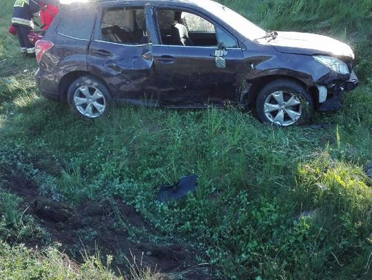 PILNE. Dachowanie Subaru na A1 pod Swarożynem. Kilka osób rannych