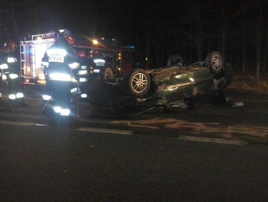 PILNE. Dachowanie w Wędkowach! Trzy osoby ranne