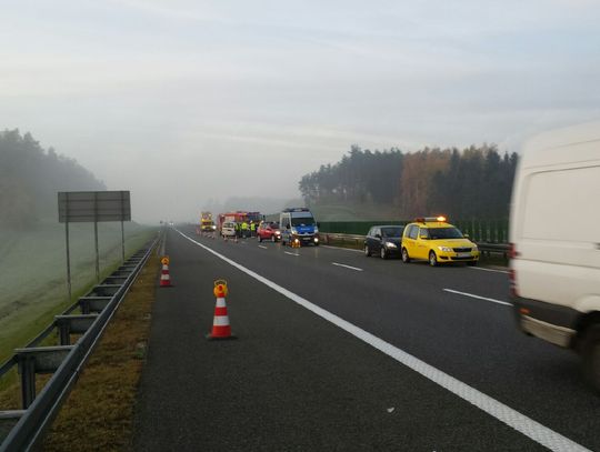 PILNE. Fiat najechał na tył ciężarówki. Kierowca poszkodowany