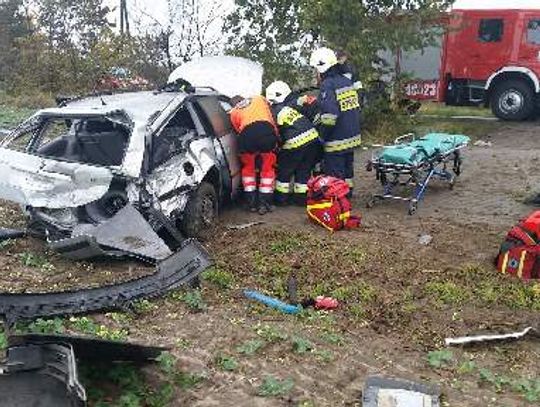 PILNE. Groźny wypadek. Kierowca zakleszczony w aucie!
