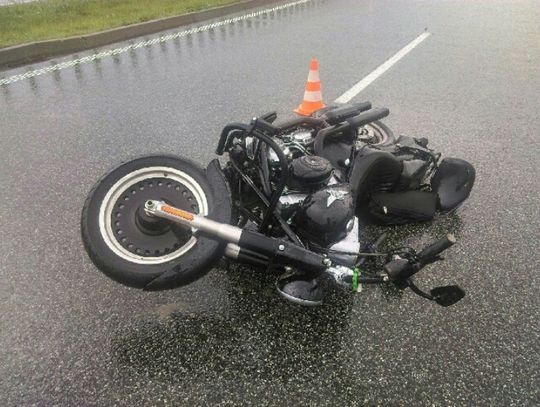PILNE. Groźny wypadek na autostradzie! Osobówka uderzyła w motocykl. Kierowca ranny