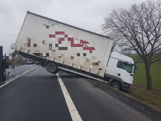 PILNE. Krajowa "jedynka" zablokowana! Przewróciła się przyczepa auta ciężarowego