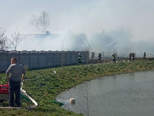 (PILNE) Olbrzymi pożar w Dąbrówce! Zniszczona stodoła, budynek mieszkalny, samochody...