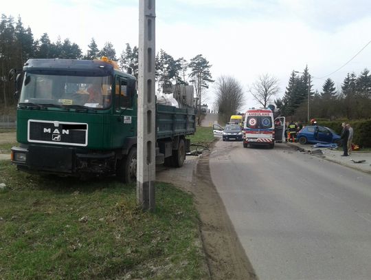 PILNE. Poważne zderzenie w Rokitkach. Osobówką podróżowała mama z dzieckiem