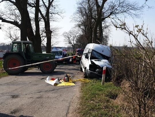 PILNE. Poważny wypadek busa w Borkowie. Wstępnie: 5 osób rannych. Śmigłowiec LPR w drodze