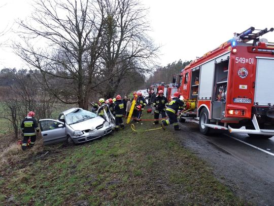 PILNE. Poważny wypadek w Gniszewie. Jedna osoba zakleszczona w aucie