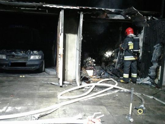 PILNE. Pożar garażu przy ul. Jagiellońskiej. Niestety jedna osoba została ranna