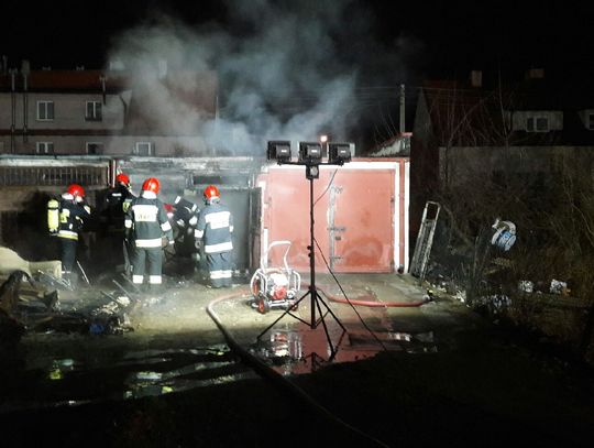 PILNE. Pożar garażu przy ul. Nowowiejskiej. W środku było... mieszkanie