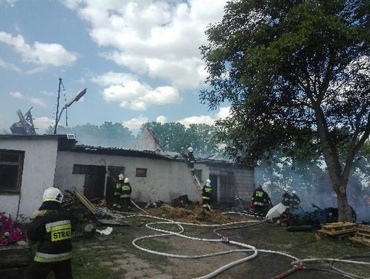 PILNE. Pożar gospodarstwa w Pustkach. Sześć zastępów w akcji!