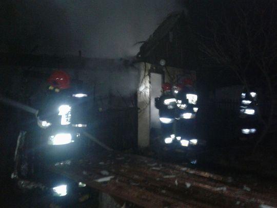 PILNE. Pożar na ogrodach działkowych przy ul. Chłopskiej w Tczewie. Interweniują trzy zastępy straży