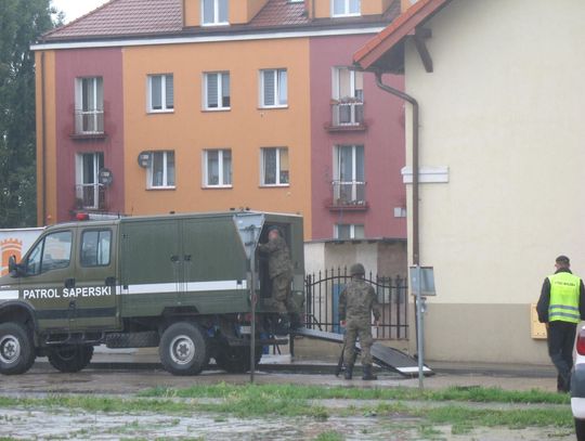 PILNE. Saperzy nie podjęli się zabezpieczenia pocisku przy Wilczej. Co dalej? (ZDJĘCIA)