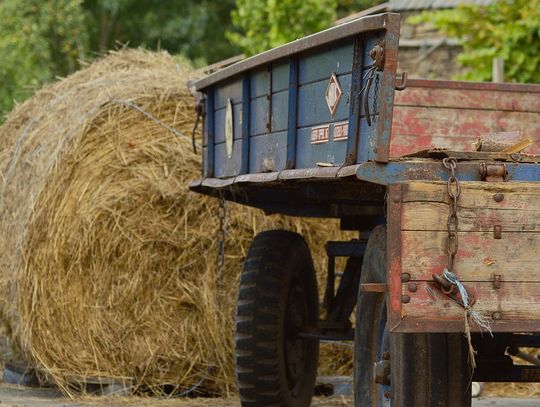 PILNE. Spadł z przyczepy i uderzył głową w płyty betonowe. Ranny trafił do szpitala