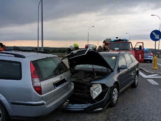 PILNE. Trzy auta zderzyły się w Swarożynie. Jedna osoba ranna