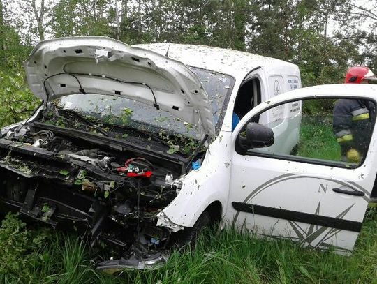 PILNE. W Czarlinie bus wjechał w drzewo. Są poszkodowani