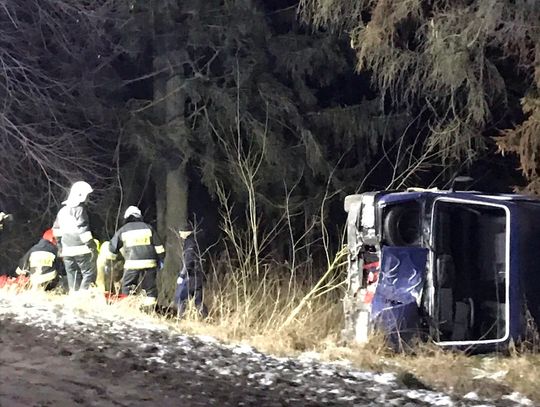 PILNE. Wypadek auta dostawczego w Waćmierku. Dwie osoby ranne