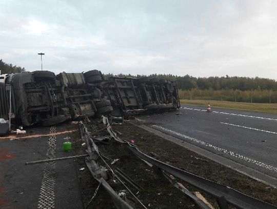 PILNE. Wypadek na A1. Zginął kierowca, ciężarówka zablokowała ruch (ZDJĘCIA) 