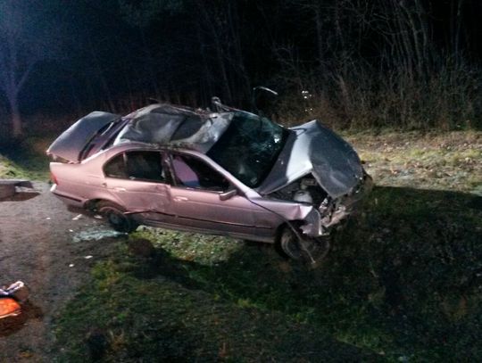 PILNE. Wypadek na krajowej "jedynce". BMW zniszczone po dachowaniu