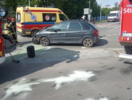 PILNE. Wypadek na rondzie przy moście 800-lecia. Zjazd w kierunku Gdańskiej zablokowany