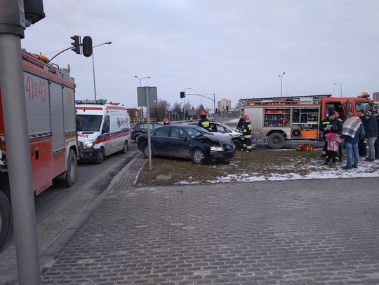 PILNE. Wypadek na rondzie w centrum Tczewa. Jedna osoba ranna (ZDJĘCIA)
