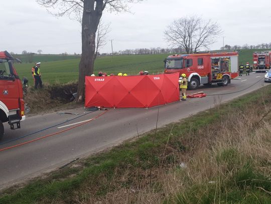 PILNE. Wypadek w Bałdowie - auto stanęło w ogniu. Wewnątrz znajdowała się zakleszczona osoba