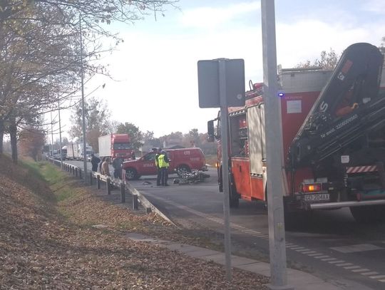 PILNE. Zderzenie motocykla z osobówką na krajowej "jedynce". Interweniują służby ratunkowe