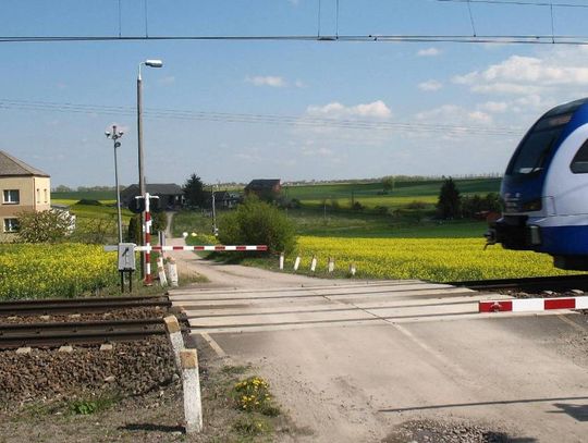 PKP chce zamknąć przejazd kolejowy. Kilka rodzin zostanie odciętych od świata?