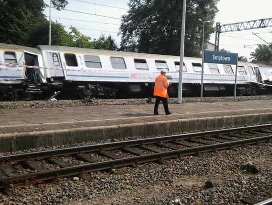 PKP: uszkodzonych jest 400 metrów toru i dwa rozjazdy. Trwa wkolejanie wagonów