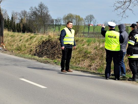 Po śmiertelnym wypadku w Bałdowie - podjęto decyzję o wycięciu drzewa, w które wjechało auto