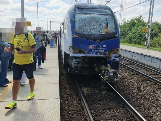 [ZDJĘCIA]  Pociąg Intercity zderzył się z ciągnikiem w Czarlinie. Ruch kolejowy został wstrzymany