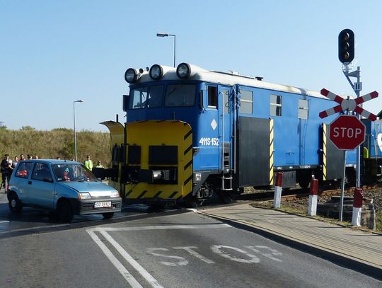 Pociąg zmiażdżył samochód - zobacz zdjęcia z symulacji wypadku