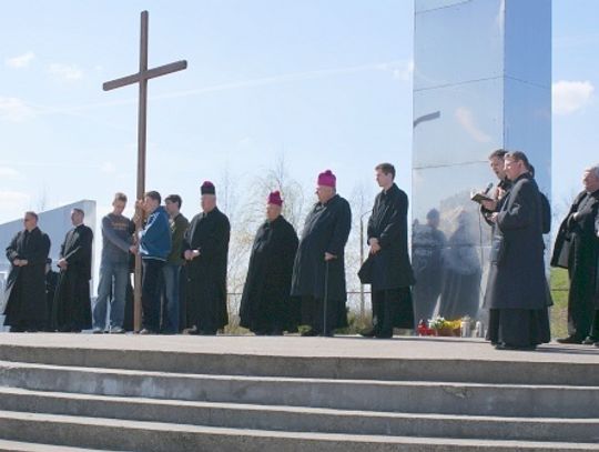 Pod papieskim krzyżem - Droga Krzyżowa w Pelplinie