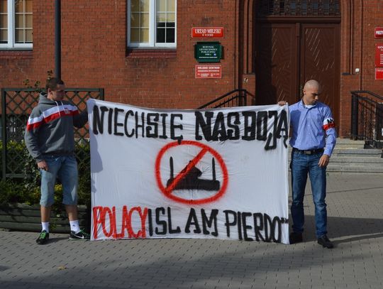 Pod urzędem w Tczewie: „A na drzewach zamiast liści będą wisieć islamiści”