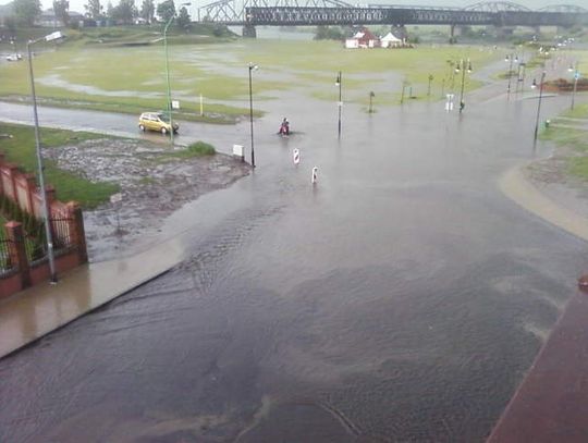 Podczas ulewnych deszczów na ulicach Tczewa przy bulwarze tworzy się ogromne rozlewisko