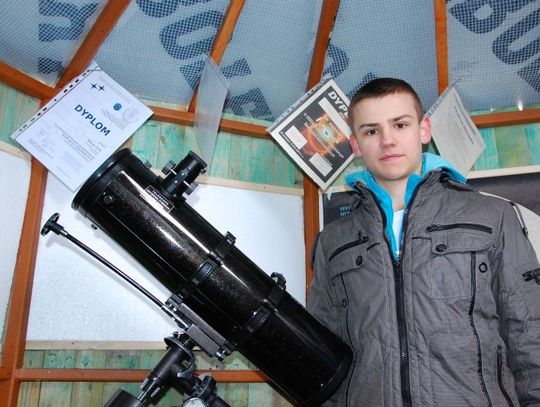 Podglądają supernowe, badają góry i kratery na księżycu 