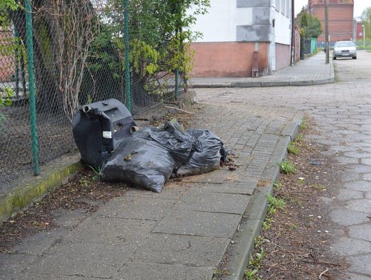 Podjeżdżają, zostawiają worki ze śmieciami, odjeżdżają. Mieszkańcy mają dość